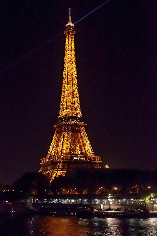 Moon rising by Eiffel Tower